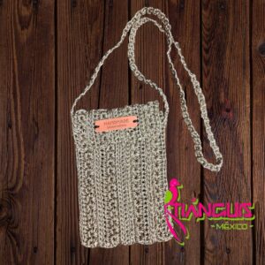 Bolso artesanal a crochet para celular, tejido a mano con hilo de colores vibrantes.