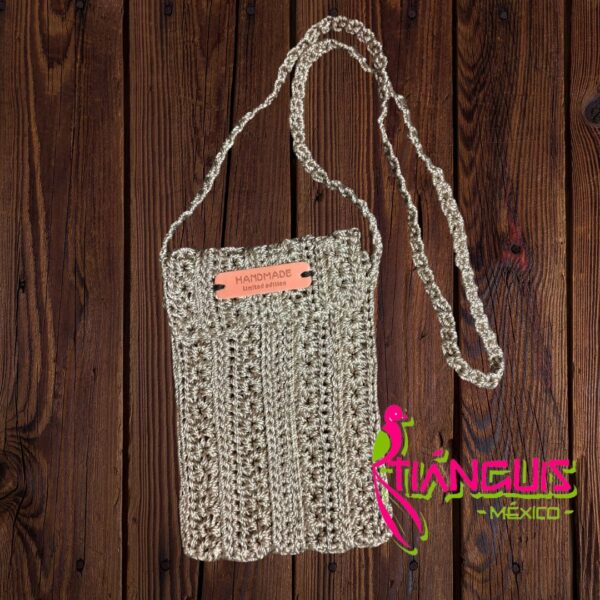 Bolso artesanal a crochet para celular, tejido a mano con hilo de colores vibrantes.