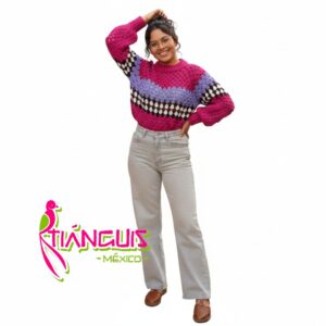 Modelo con suéter tejido a mano color fucsia con lila