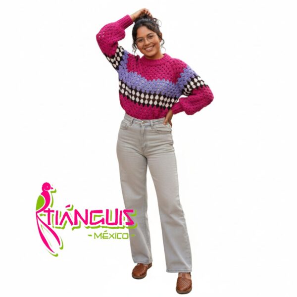 Modelo con suéter tejido a mano color fucsia con lila