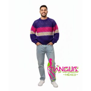 Hombre modelando cárdigan crochet en colores morado y fucsia